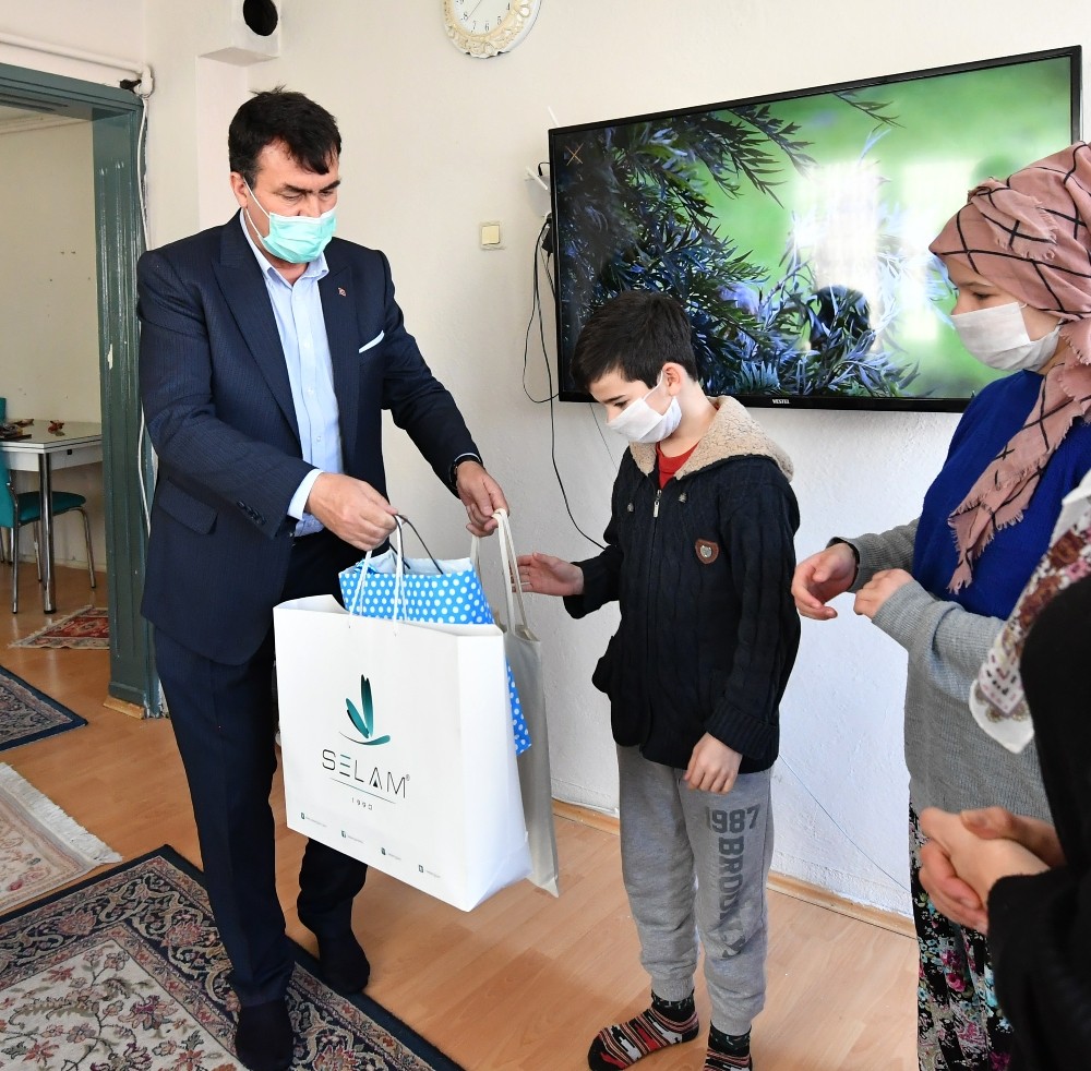 Osmangazi’de yetim çocuklara iftarlık ve hediye 
