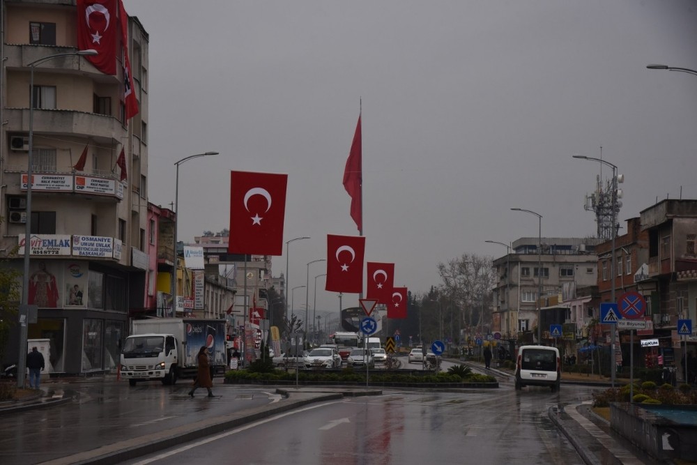 Osmaniye bayraklarla donatıldı 