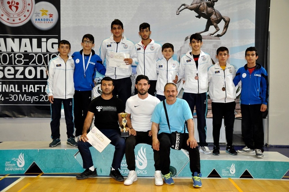 Osmaniye Güreş Takımı 3. oldu 