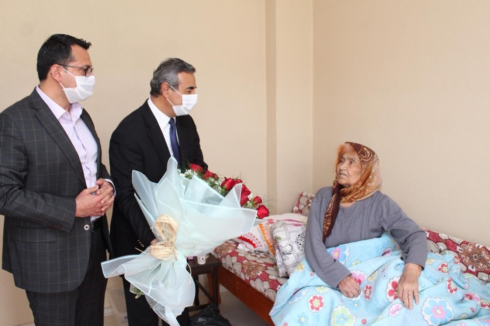Osmaniye’de 93 yaşındaki Ayşe nine koronayı yendi 