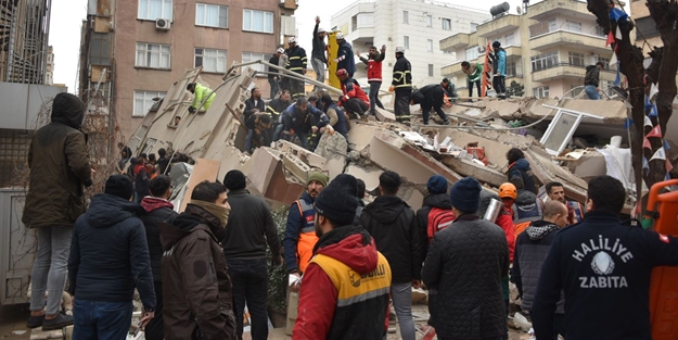 Osmaniye'de ağır hasarlı binaların yıkımına başlandı