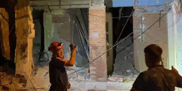 Osmaniye'de ağır hasarlı binanın üst katı çöktü