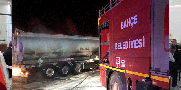 Akaryakıt tankerinin alev alan lastiklerine itfaiye müdahale etti