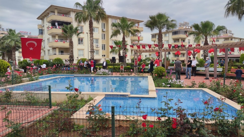 Osmaniye’de çocuklar 23 Nisan’ı evlerinin balkonlarında kutladı 