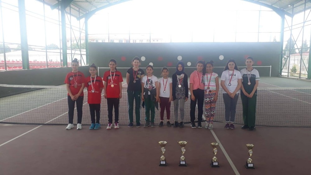 Osmaniye’de Küçük Kızlar Tenis İl Birinciliği 