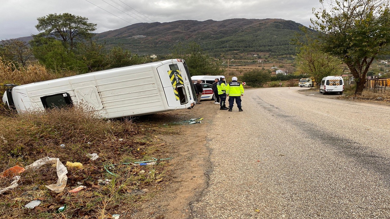 Osmaniye’de okul servisi takla attı