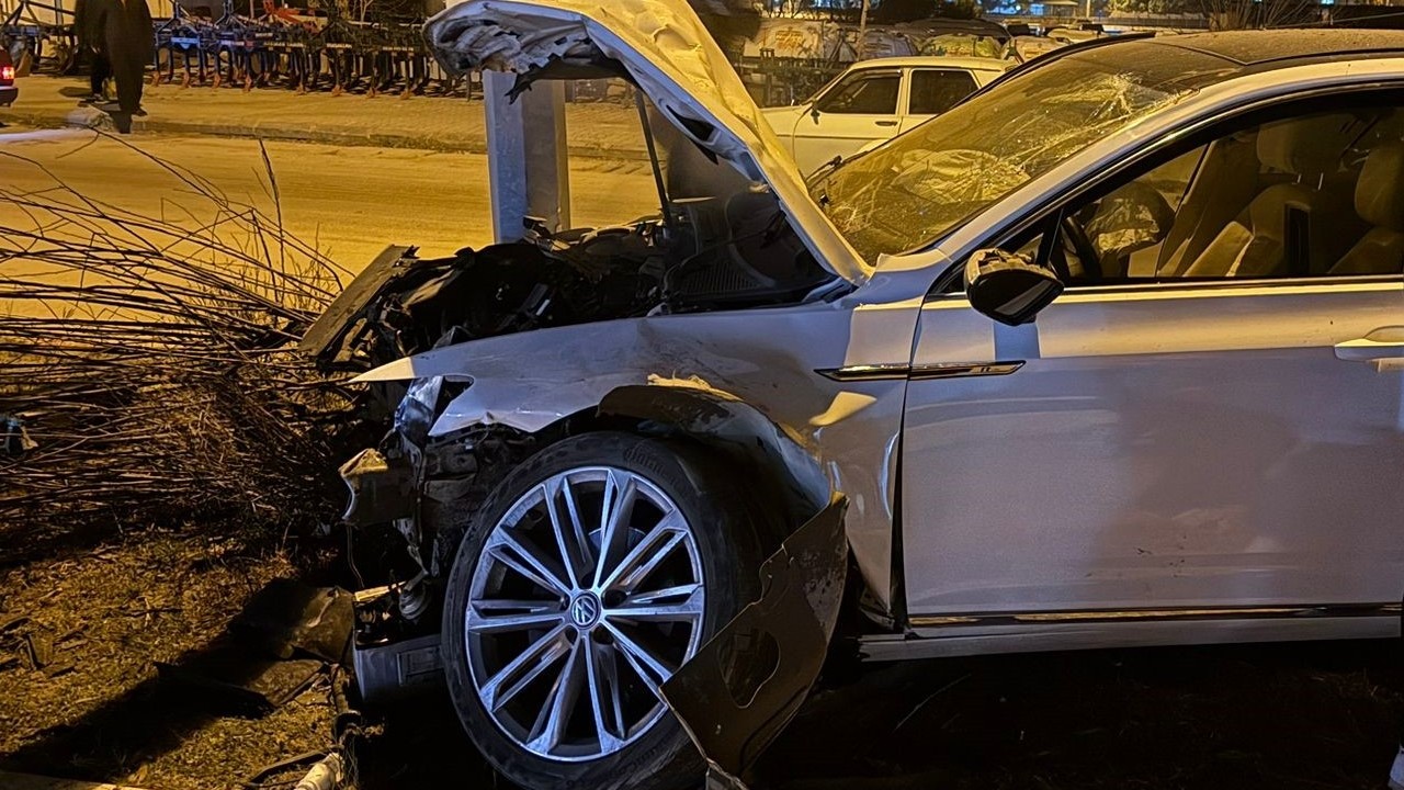 Osmaniye’de otomobil refüje çarptı: Sürücü yaralandı