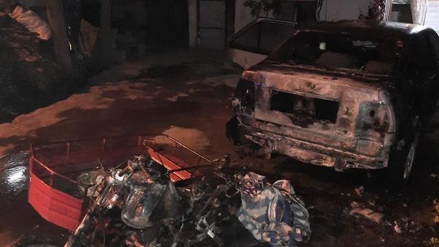 Osmaniye'de park halindeki otomobil ve motosiklet küle döndü