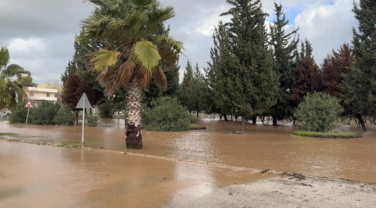 Osmaniye'de sağanak vurdu! Toprakkale sokakları göle döndü, vatandaş motosikletliyi çamurdan kurtardı!