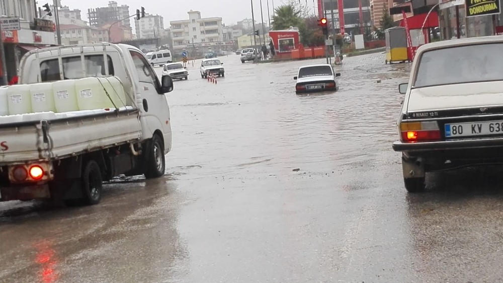 Osmaniye’de şiddetli yağmur su baskınlarına neden oldu 
