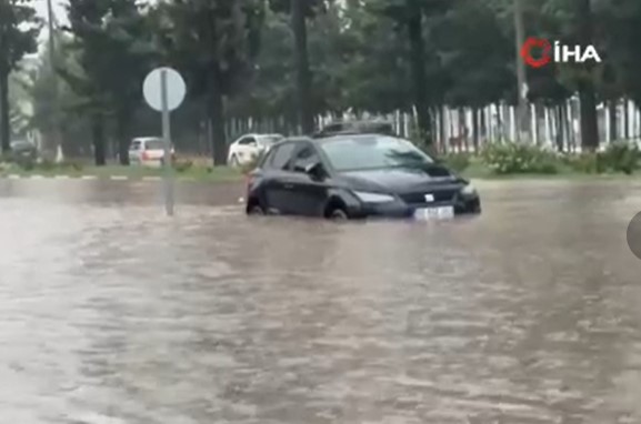 Osmaniye'de yollar göle döndü!