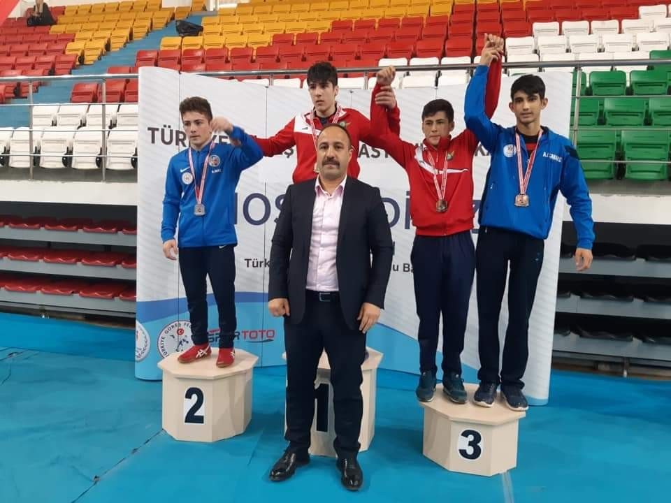 Osmaniyeli güreşçiler madalyalarla döndü 