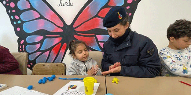 Osmaniyeli işletmeci oyun gruplarıyla depremzede çocuklara tebessüm ettirmeye çalışıyor