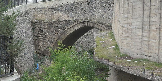 Osmanlı döneminde kalmaydı! Gümüşhane'de utandıran görüntü