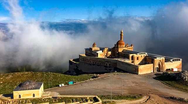 Osmanlı mimarisinin seçkin örneklerinden İshak Paşa Sarayı sisler içinde