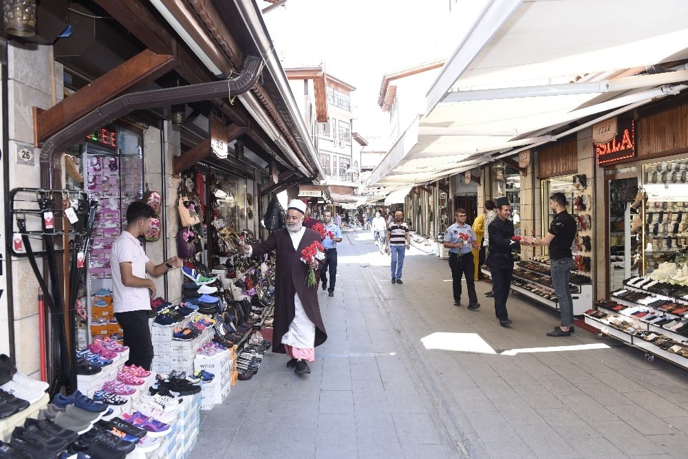 Osmanlı zabıta kıyafeti ile karanfil dağıttılar 