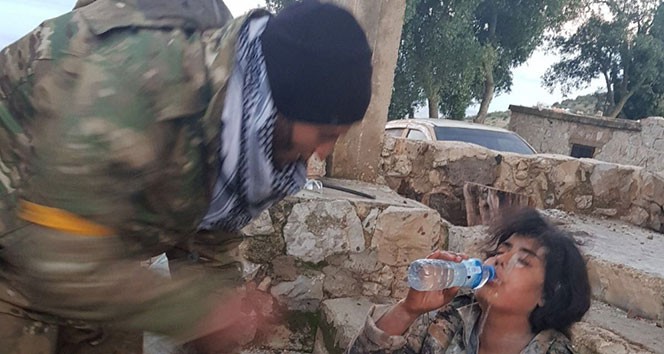 ÖSO askeri YPG'li teröriste su verdi!