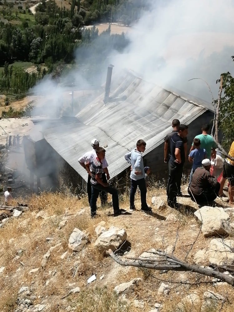 Ot yangını evi yaktı 