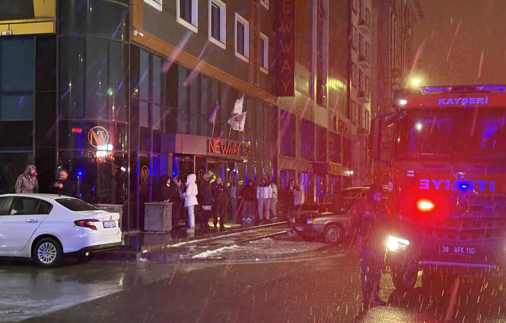 Otel bodrumunda yangın çıktı ortalık karıştı