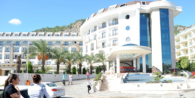 Otel havuzuna klor yerine asit verildi