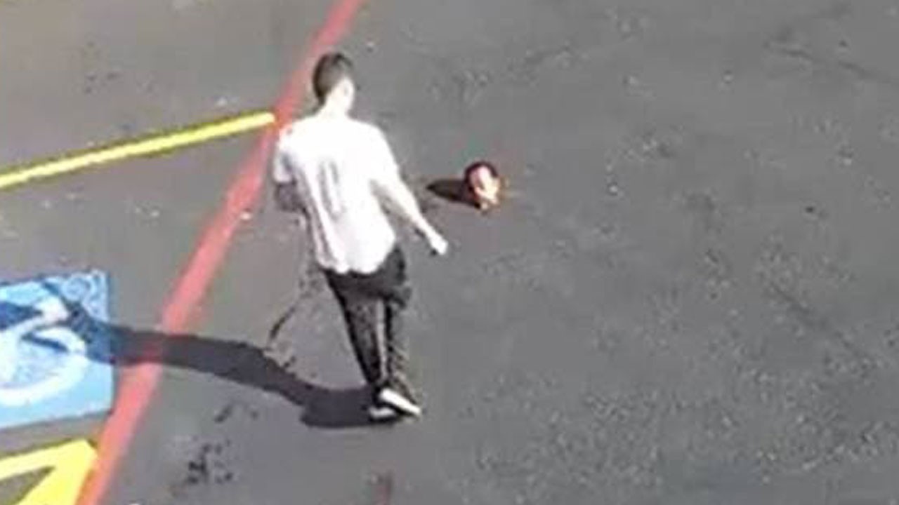 Otel temizlikçisi, müdürün kafasını kesip önce top gibi oynadı, sonra yerden alıp çöpe attı!