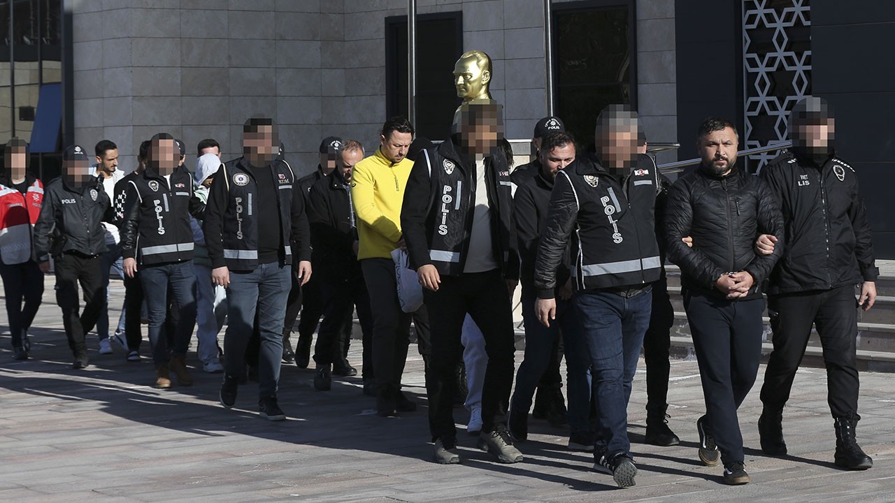 Otelde balyozlu bıçaklı kavga! Gözaltılar var