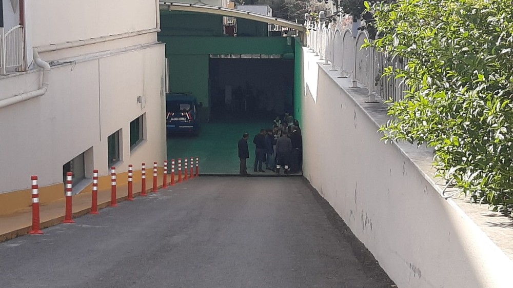 Otelin çatısından düşen işçi hayatını kaybetti 