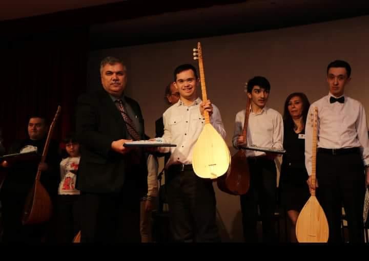 Otizm ve zihinsel engelli çocuklardan müzik dinletisi 