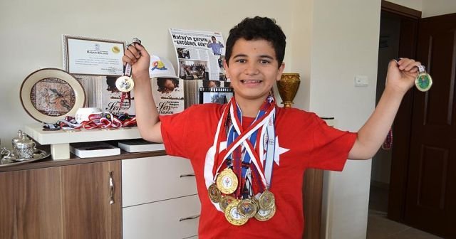 Otizmli Ertuğrul'un su sevgisi şampiyonluk getirdi