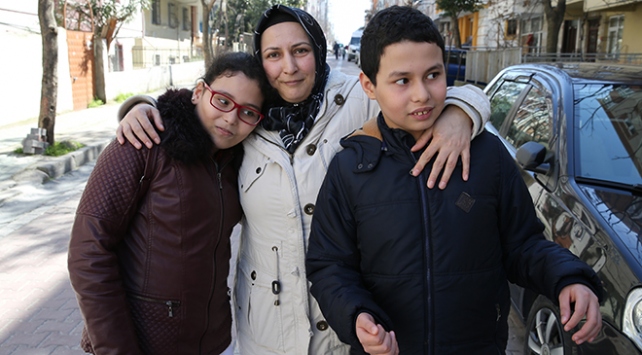 Otizmli oğlunu, görme engelli kızına emanet edecek