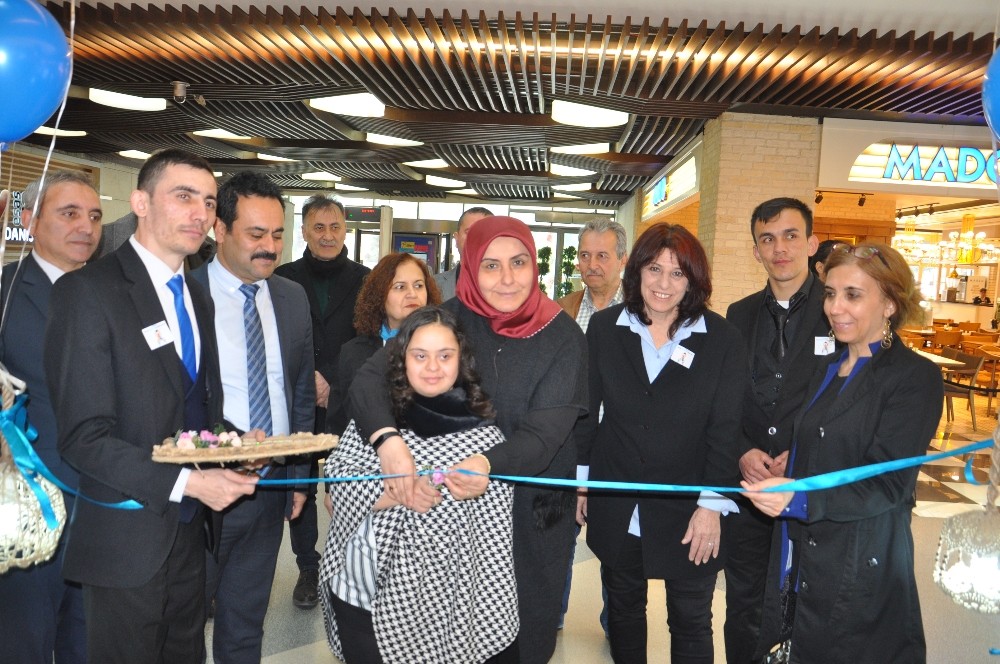 Otizmli öğrencilerin yaptığı Ağaç Tablo ve Objeler sergisi Esas67 Burda AVM’de açıldı 