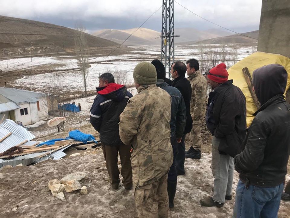 Otlukbeli’nde fırtına çatıları uçurdu 