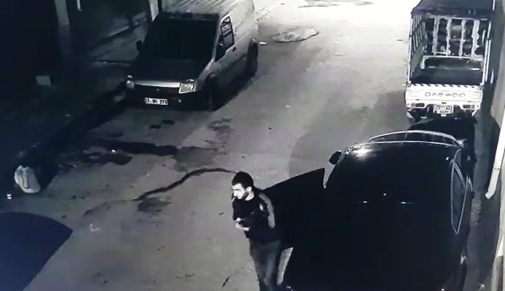 Oto hırsızı kamerada 