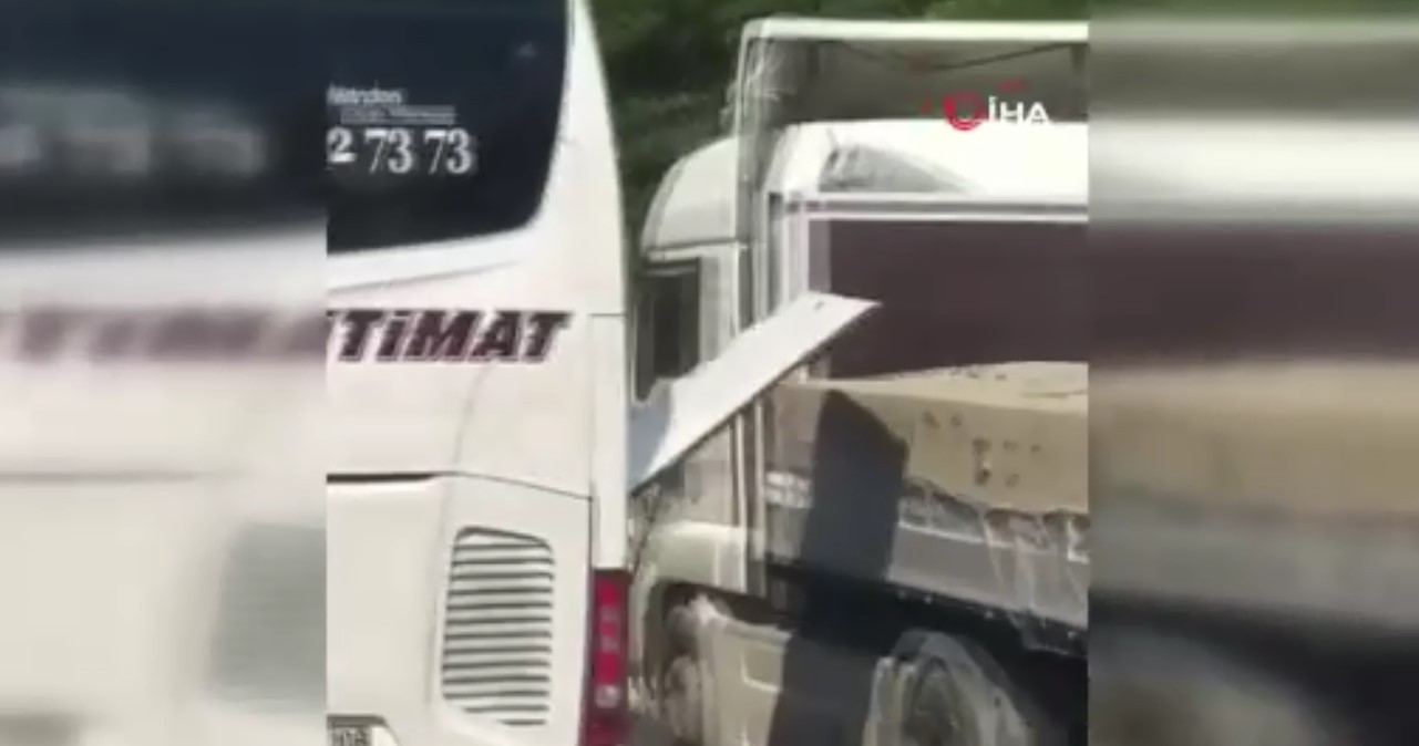 Otobanda akılalmaz olay! Hareket halindeki otobüsün bagaj kapağı tıra çarptı