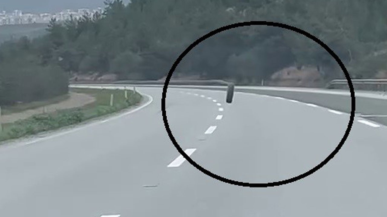 Otobanda korkutan anlar! Seyir halindeki tırın lastiği fırladı