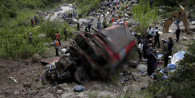 Otobüs 400 metreden aşağıya yuvarlandı: 11 ölü!