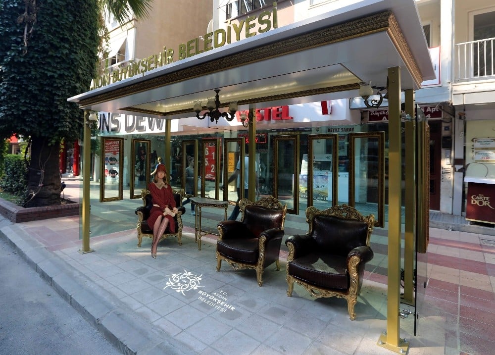 Otobüs beklemiyor ama koltuğun keyfini çıkarıyor 