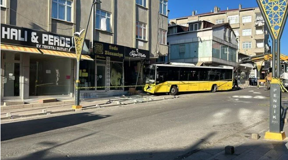 Otobüs berbere bir girdi pir girdi! İstanbul’u ne hale getirdiler! Kaza yapan İETT’nin enkazı hala kaldırılmadı