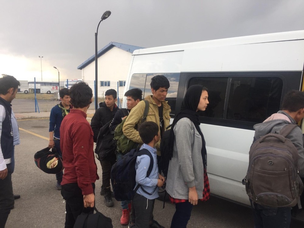Otobüs bileti alarak İstanbul’a gitmek isteyen 15 Afgan göçmen yakalandı 