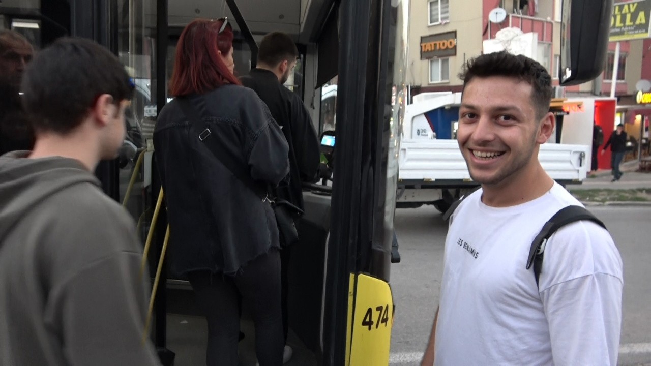 "Otobüs bileti ısmarlayan genç" videosu sosyal medyayı salladı! Herkes jest yapıldığını sandı, bakın işin içinden ne çıktı