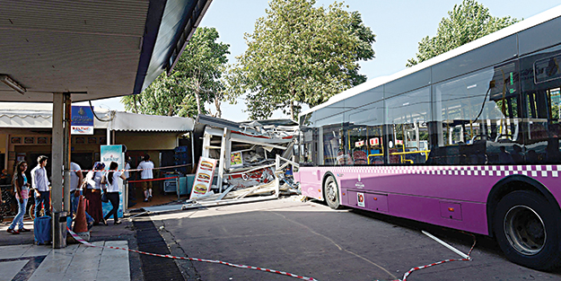 Otobüs büfeye daldı : 16 yaralı