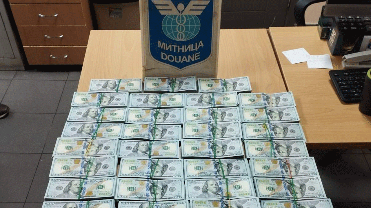 Otobüsün buzdolabından yüklü miktarda para, tırdaki su tankından ise servet çıktı