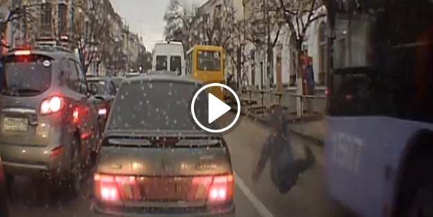 Otobüs çarptı, hiçbir şey olmamış gibi ayağa kalktı