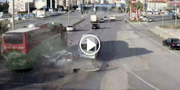 Otobüs çarptığı otomobilleri yola savurdu!