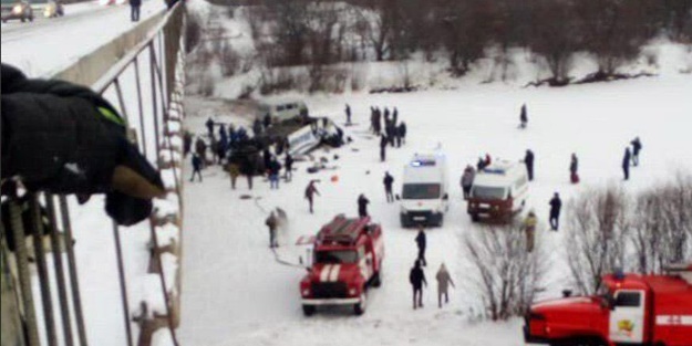 Otobüs donmuş nehre düştü: 2'si çocuk 19 ölü