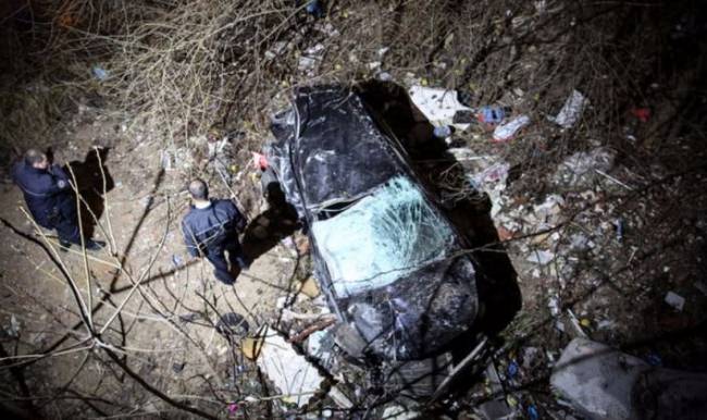 Otobüs durağına çarpan otomobil araziye uçtu