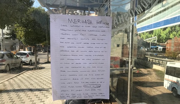 Otobüs durağına not astı! Bakın küçük çocuk ne istiyor
