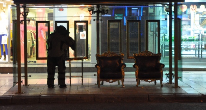 Otobüs durağında bomba paniği!