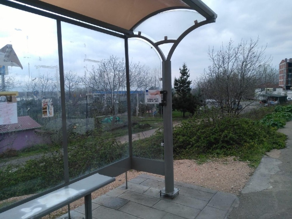 Otobüs durağında ki dezenfektanları çaldılar 