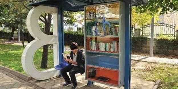 Otobüs durağında kütüphane açıldı